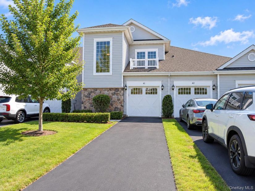 41 Greentree Court, Shirley NY 11967