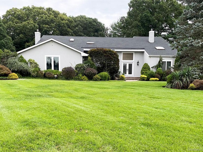 4 Laurelwood Court, Dix Hills NY 11746