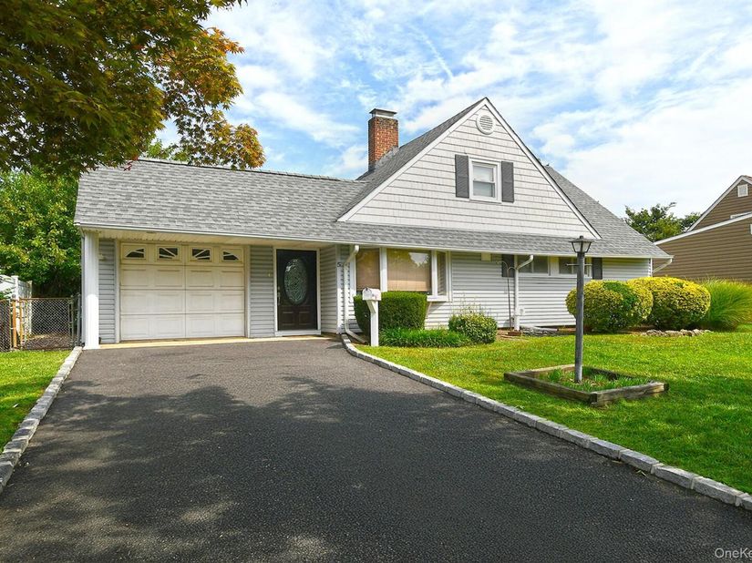 5 Woodcock Lane, Levittown NY 11756