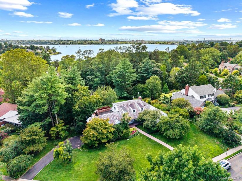 10 Vista Drive, Great Neck NY 11021