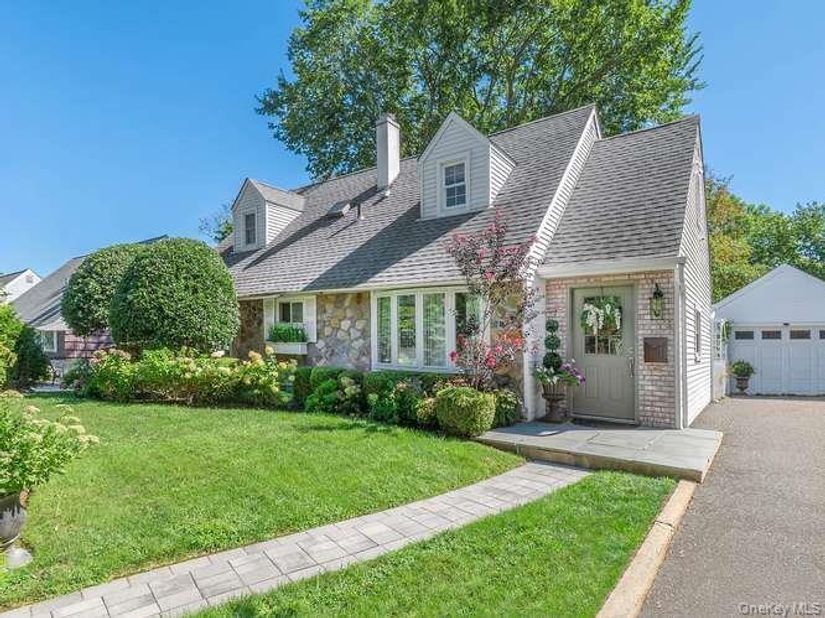 9 Robert Road, Glen Cove NY 11542