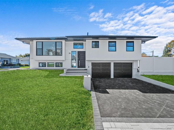 20 Briarwood Lane, Plainview NY 11803