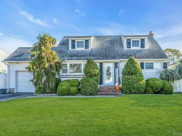 17 Linwood Place, Massapequa Park NY 11762