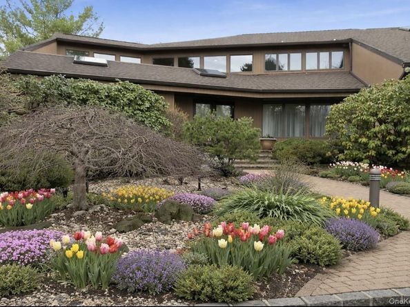 9 The Grasslands, Woodbury NY 11797