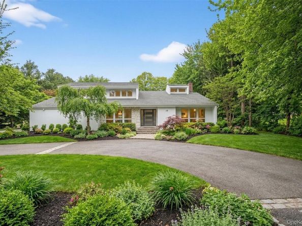 48 Westwood Court, Woodbury NY 11797