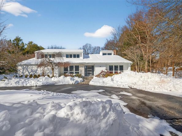 48 Westwood Court, Woodbury NY 11797