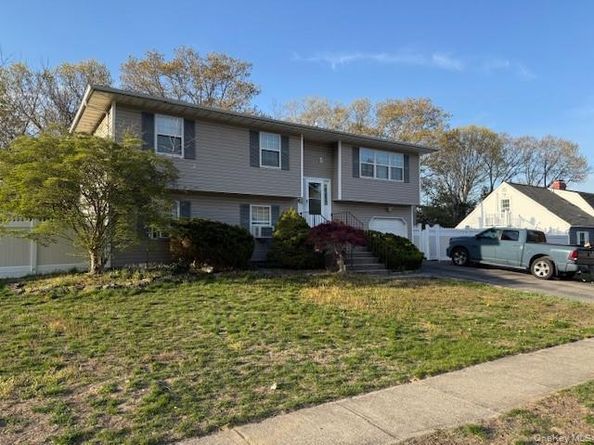 7 Horseshoe Drive, Holbrook NY 11741