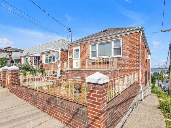 125-21 5 Ave, College Point NY 11356