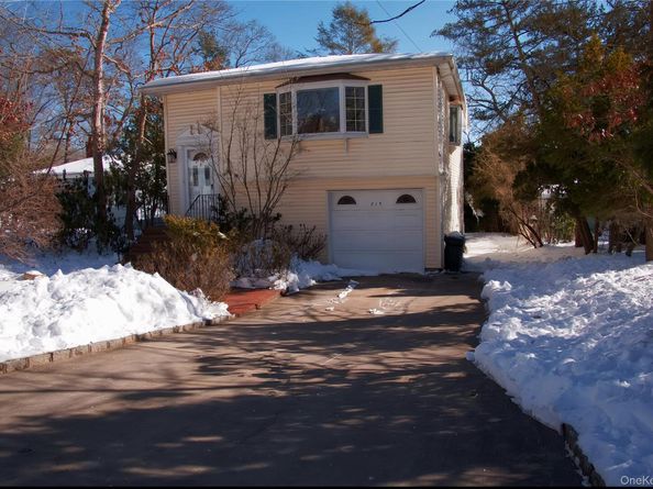 215 Lakeside Trail, Ridge NY 11961