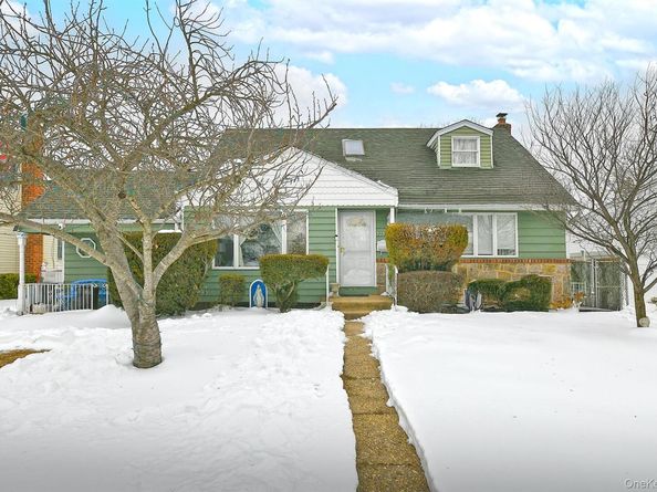 325 Cayuga Avenue, East Meadow NY 11554