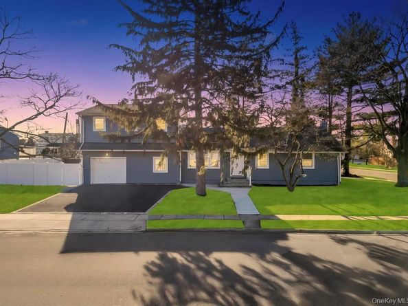 22 Bruce Lane, Farmingdale NY 11735