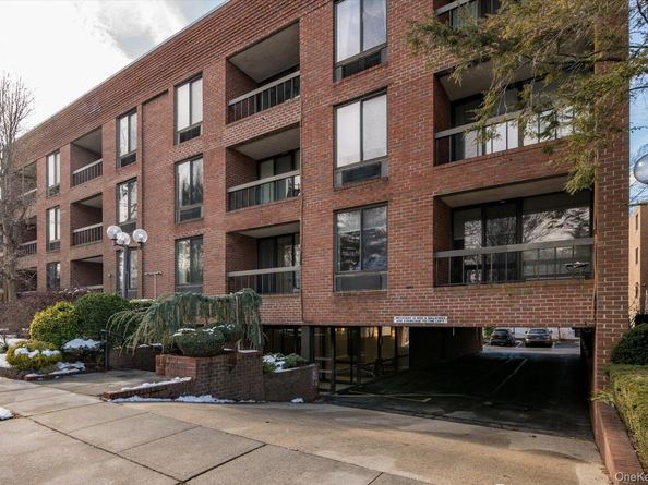 20 Gilchrest Road 3D, Great Neck NY 11021