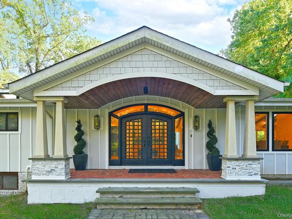 18 W Mall Drive, Huntington NY 11743