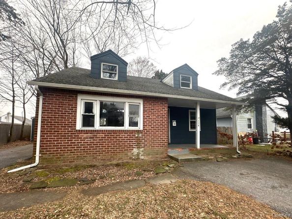 104 Weeks Road, North Babylon NY 11703