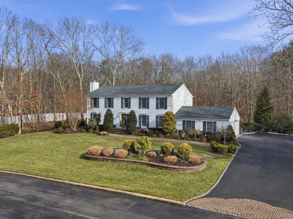 39 Foreston Circle, Manorville NY 11949