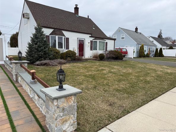 34 Quarry Lane, Levittown NY 11756