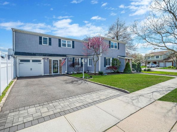 2 Sutton Place, Massapequa NY 11758