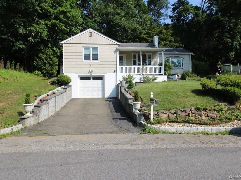 650 Warren Avenue, Thornwood NY 10594