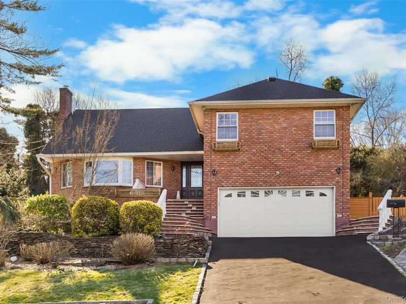 39 Oakdale Road, Roslyn Heights NY 11577
