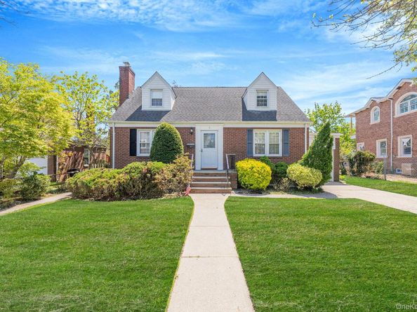 8 Maple Lane, New Hyde Park NY 11040