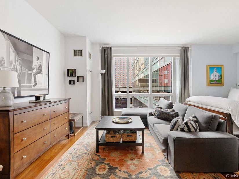 350 W 42ND Street 10H, New York (Manhattan) NY 10036