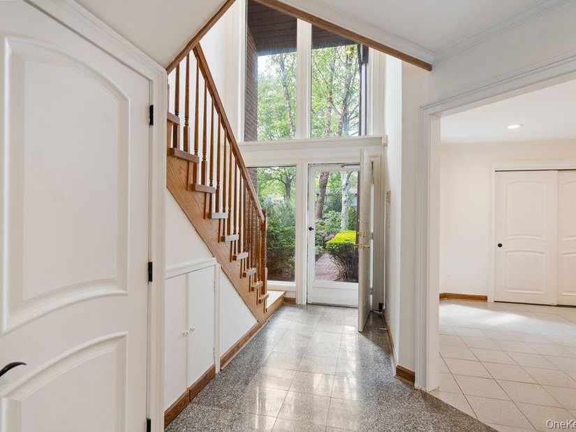 41 E View Court, Jericho NY 11753