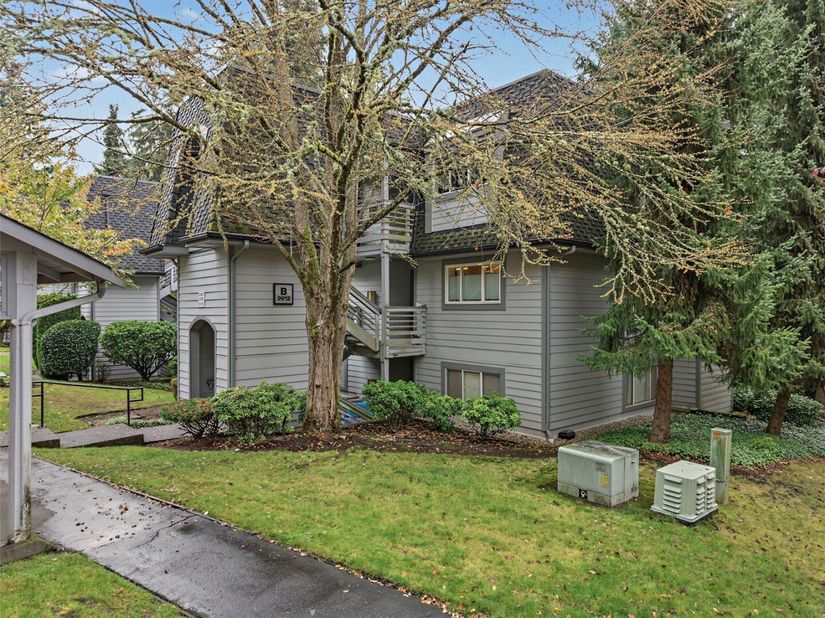 9912 NE 142nd Place B 302, Kirkland WA 98034