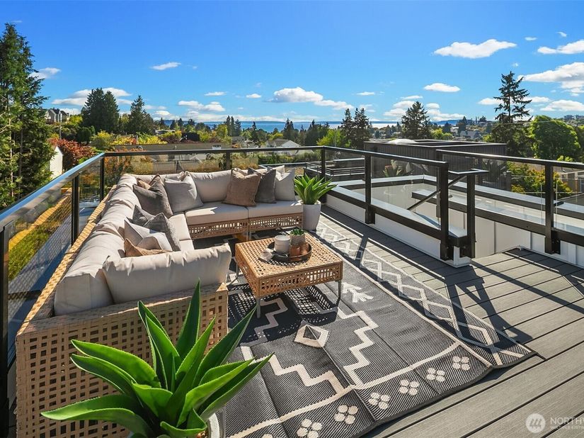 2528 30th Avenue W, Seattle WA 98199