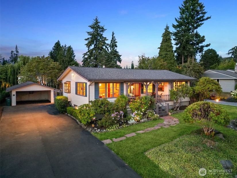 916 18th Avenue W, Kirkland WA 98033