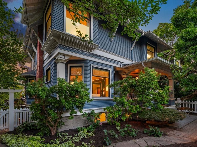 723 12th Avenue E, Seattle WA 98102