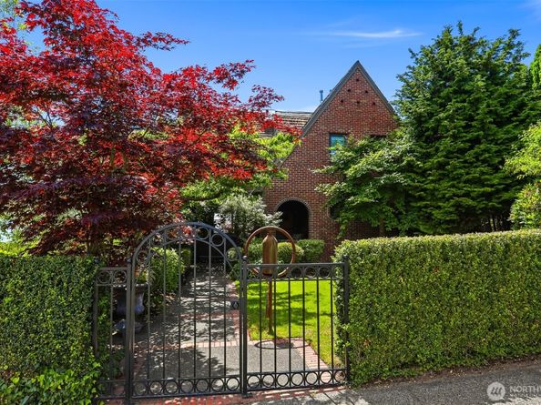 2301 Rosemont Place W, Seattle WA 98199