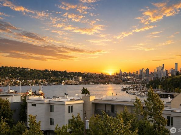 936 N 35th Street E, Seattle WA 98103