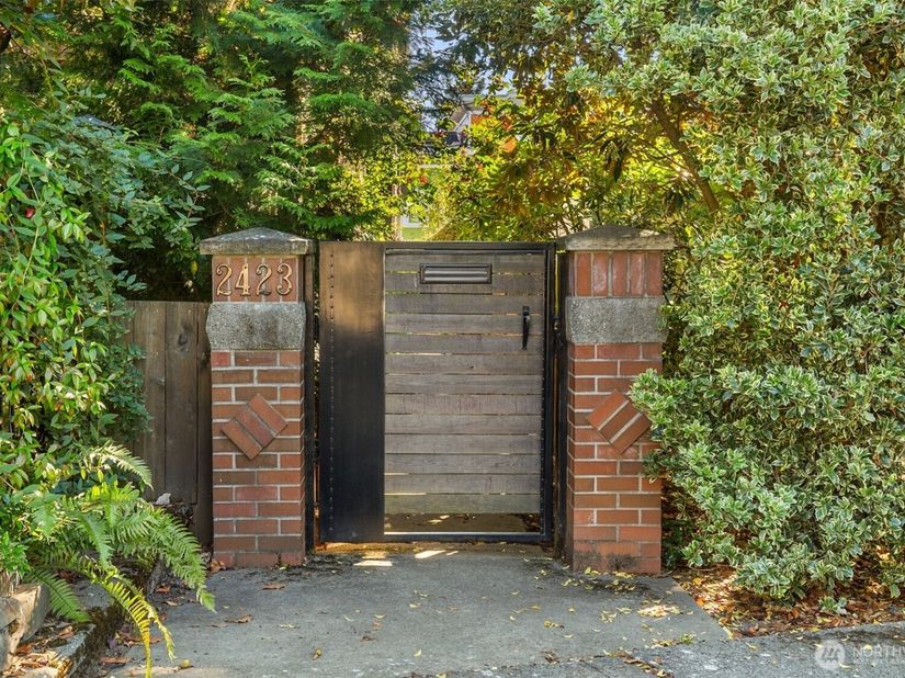 2423 N 75th Street, Seattle WA 98103