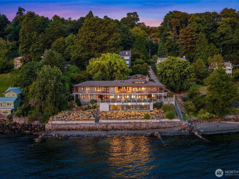 2481 Perkins Lane W, Seattle WA 98199