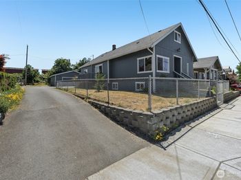 806 4th Street SE