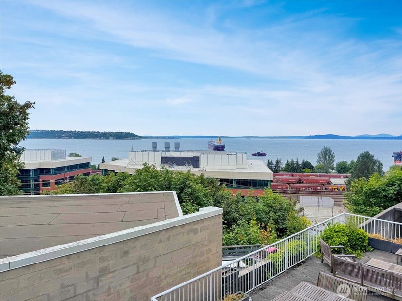 521 5th Avenue W 201, Seattle WA 98119