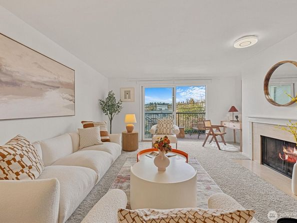 2253 Gilman Drive W 104, Seattle WA 98119