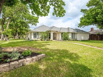 3809  Kelly Boulevard 