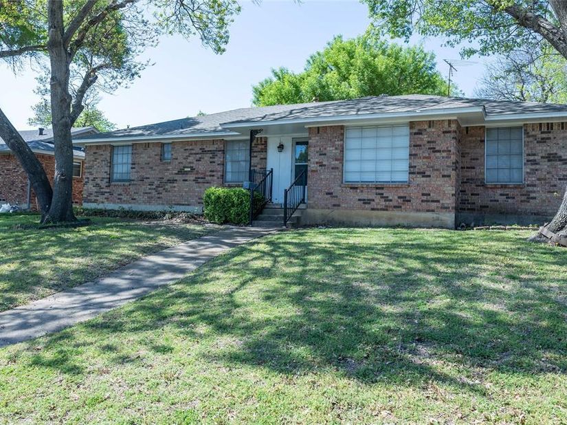 1860  Meadow Valley Lane , Dallas Texas 75232