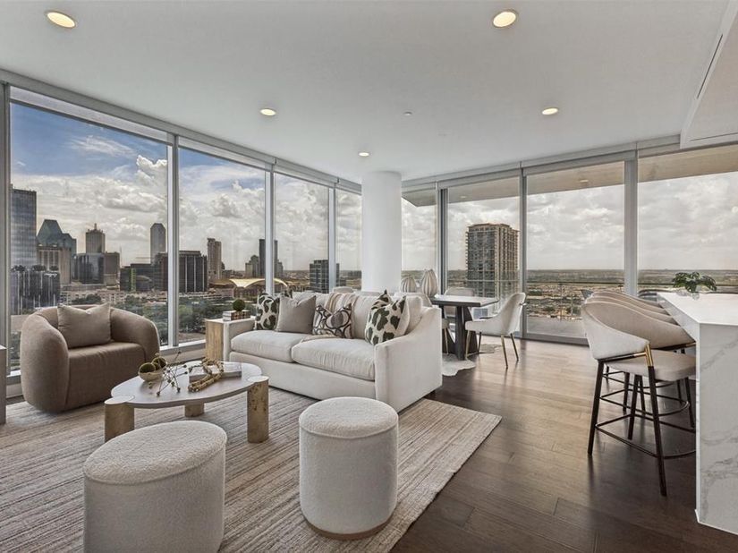 3130 N Harwood Street  1701, Dallas Texas 75201