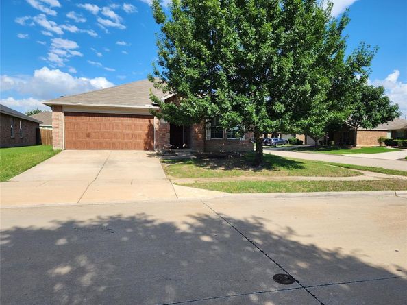 700  Swan Drive , Aubrey Texas 76227
