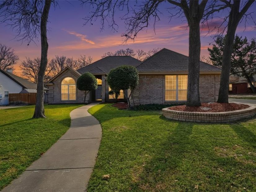 1312  Crows Nest Court , Azle Texas 76020