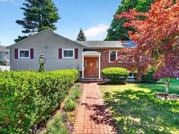 32 Bobolink Rd, Wellesley MA 02481