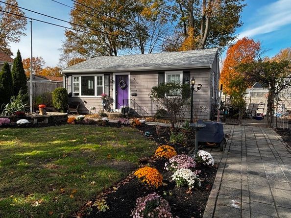 211 Lake Shore Dr, Weymouth MA 02189