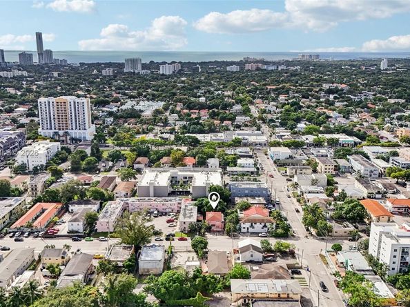 984 SW 6th St, Miami FL 33130