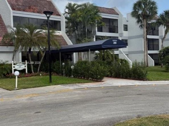 200 Lakeview Dr 102, Weston FL 33326