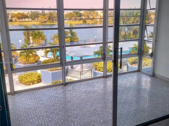 877 NE 195th St 318, Miami FL 33179