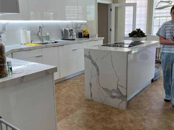 12365 NW 6th St, Miami FL 33182