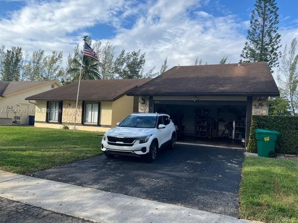8507 NW 54th Ct, Lauderhill FL 33351