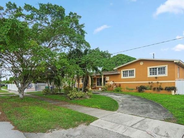 811 NW 196th Ter, Miami Gardens FL 33169